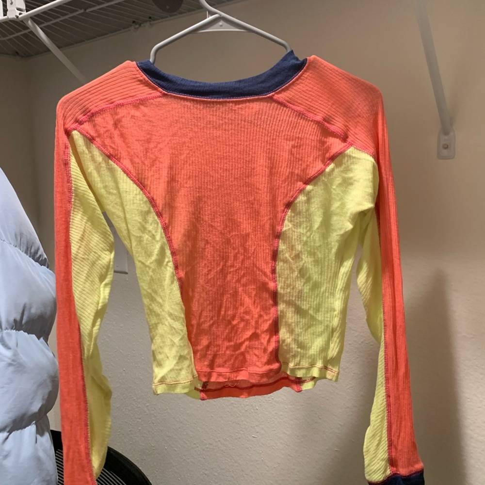 URBAN OUTFITTERS NEON LONG SLEEVE TOP